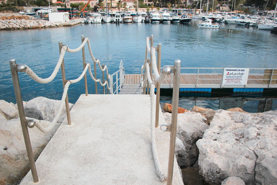 © Balade en mer commentée des calanques avec l'Atlantide - Office de Tourisme de Saint-Cyr-sur-Mer / Joan Costeja