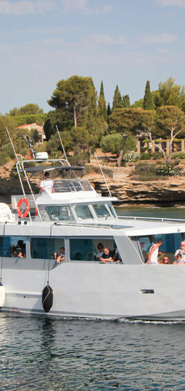 © Balade en mer commentée des calanques avec l'Atlantide - Office de Tourisme de Saint-Cyr-sur-Mer / Joan Costeja