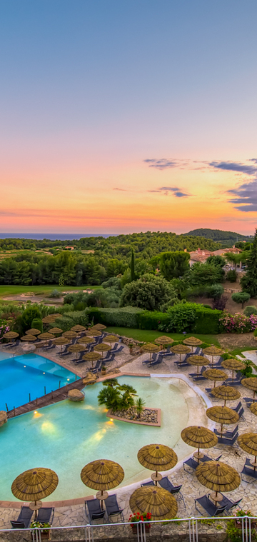 © Piscines extérieures en cascade - Le Frégate Provence