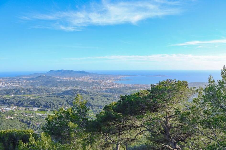 © Randonnée sur le sentier du Belvédère dans le Massif du Gros Cerveau_Sanary-sur-Mer - Tristan A. / Sanary Tourisme