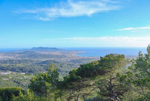 Hiking on the Belvedere trail at the Massif du "Gros Cerveau"