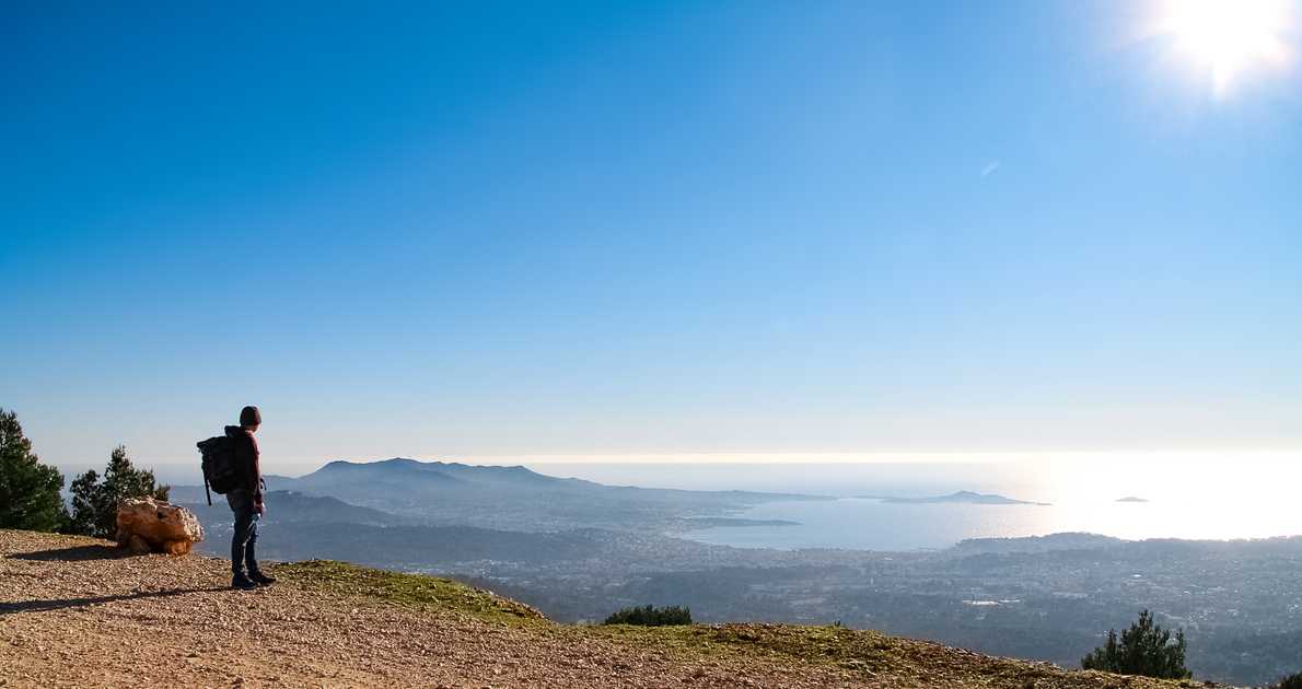 © Hiking on the Nerthes Trail at the Massif du Gros Cerveau_Sanary-sur-Mer - Emilie B. / Sanary Tourisme