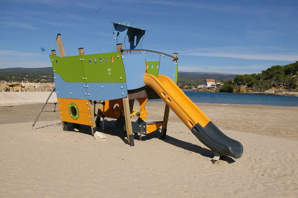 © Aire de jeux de la plage de la Madrague - Aire de jeux de la plage de la Madrague