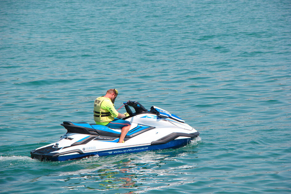 © New gliss by Saint-Cyr Jet ski - Office de Tourisme de Saint-Cyr-sur-Mer