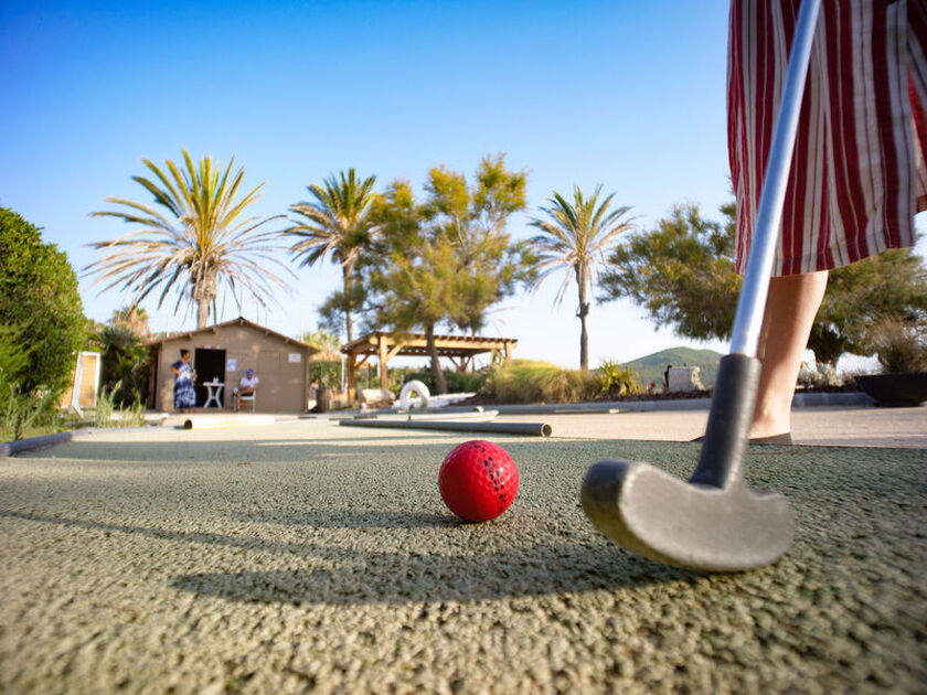 © Découverte du mini golf - Office de tourisme de Saint-Cyr-sur-Mer / Joan Costeja